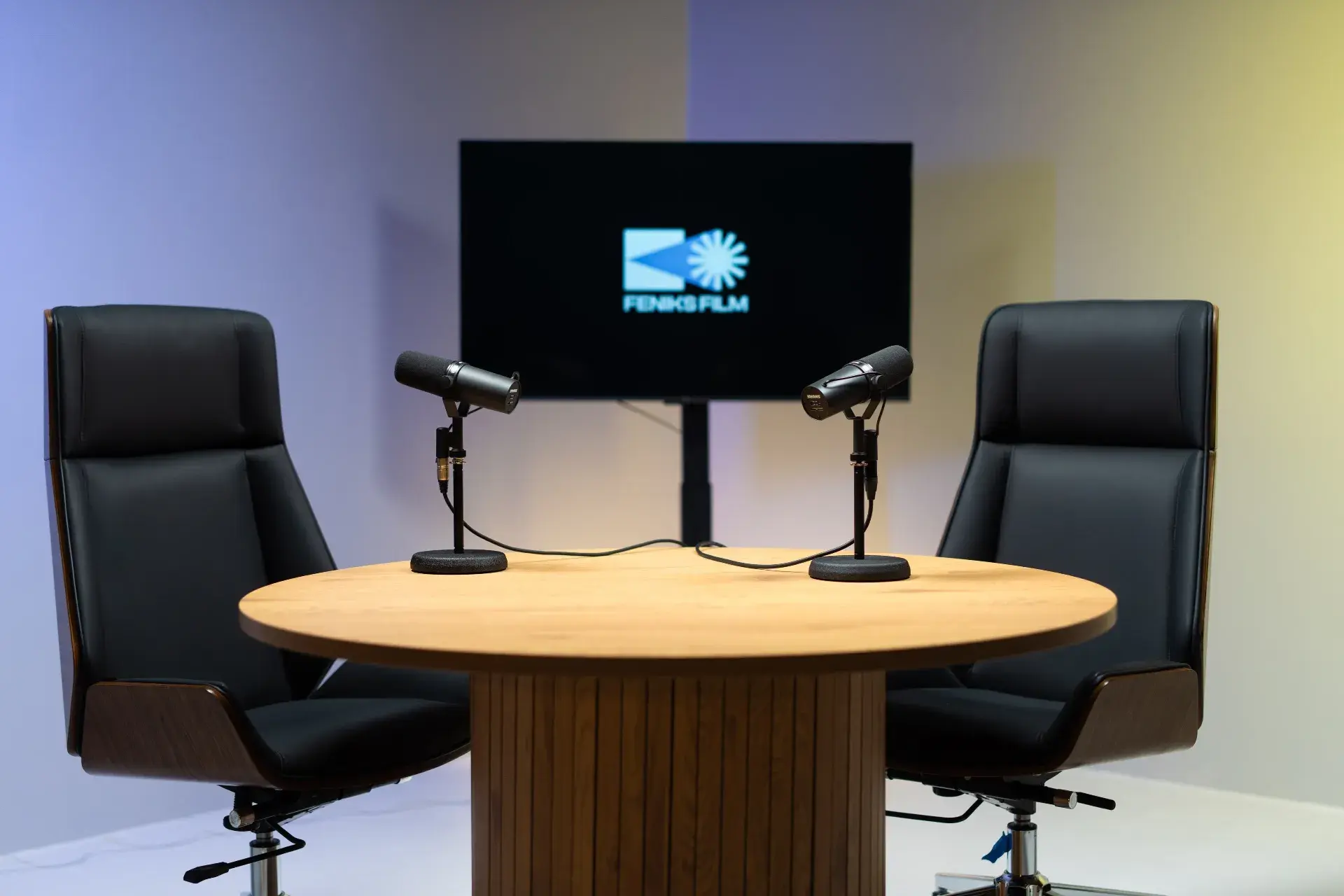 Studio Feniks Film z logo na ekranie