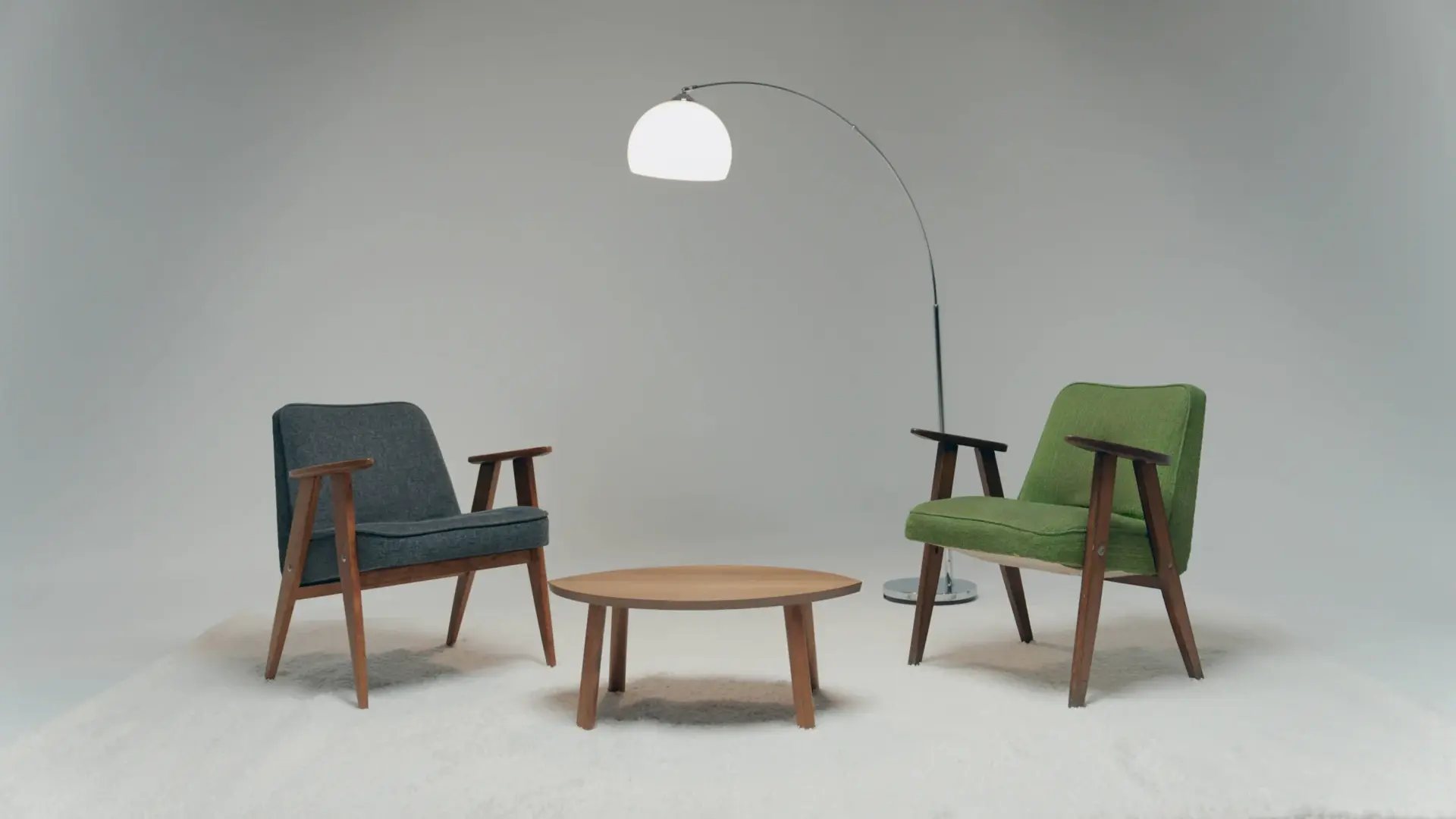 Studio Cyklorama: fotele vintage i lampa łukowa na białym tle